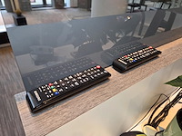 1 meubel met glazen panelen en 2 tv scherme samsung - afbeelding 19 van  19