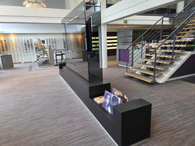 1 meubel met glazen panelen en 2 tv scherme samsung - afbeelding 3 van  19