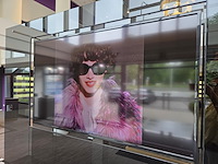 1 meubel met glazen panelen en 2 tv scherme samsung - afbeelding 6 van  19