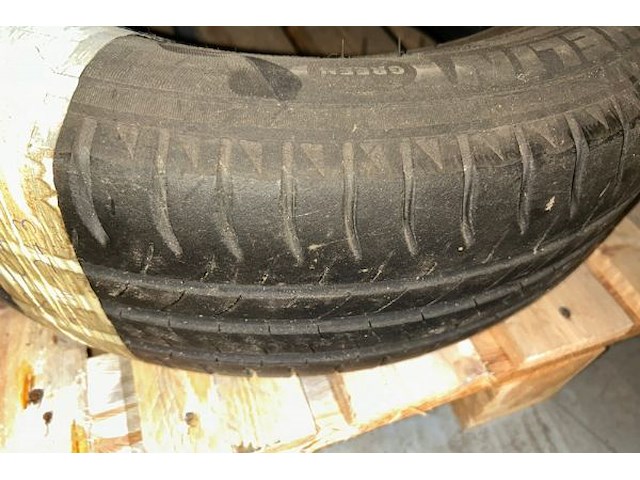 1 michelinband - afbeelding 2 van  4