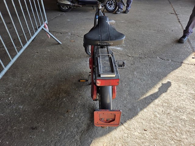 1 motorfiets piaggio - afbeelding 8 van  8