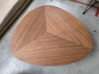 1 notenhouten salontafel organische vorm - afbeelding 2 van  5
