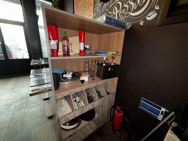 1 open wandkast met inhoud - afbeelding 1 van  3