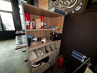 1 open wandkast met inhoud