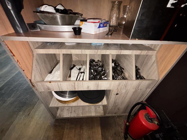 1 open wandkast met inhoud - afbeelding 2 van  3