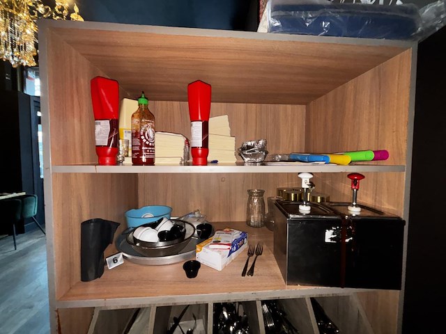 1 open wandkast met inhoud - afbeelding 3 van  3