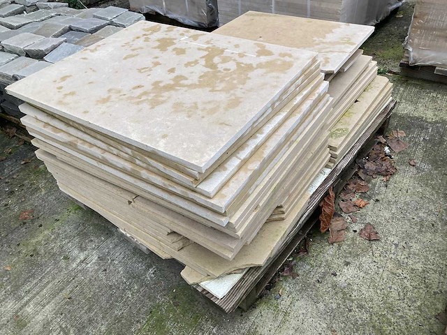 1 palet bourgondische witsteen banen vrije lengte, 60 breed, 2cm dik - afbeelding 1 van  2