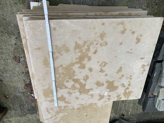 1 palet bourgondische witsteen banen vrije lengte, 60 breed, 2cm dik - afbeelding 2 van  2