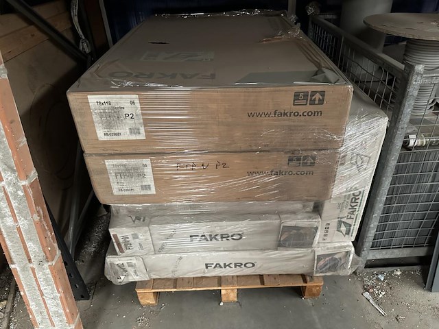 1 pallet dakramen fakro - afbeelding 1 van  6