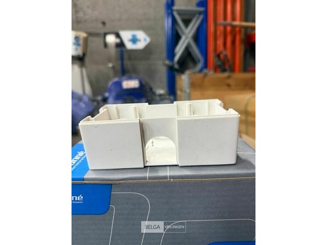 1 pallet divers electro1 pallet divers electro, o.a. verlichting, kabelbuizen, kabelhouders, etc... - afbeelding 9 van  9