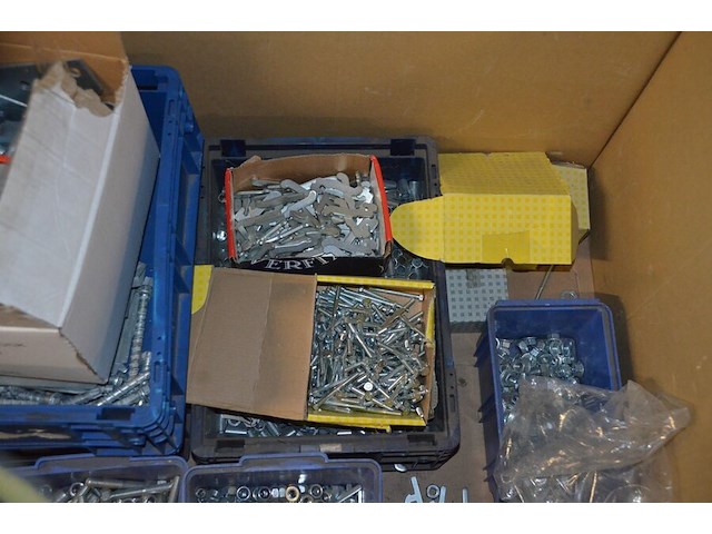1 pallet diverse schroeven, 2 paletten diverse metalen onderdelen - afbeelding 2 van  13