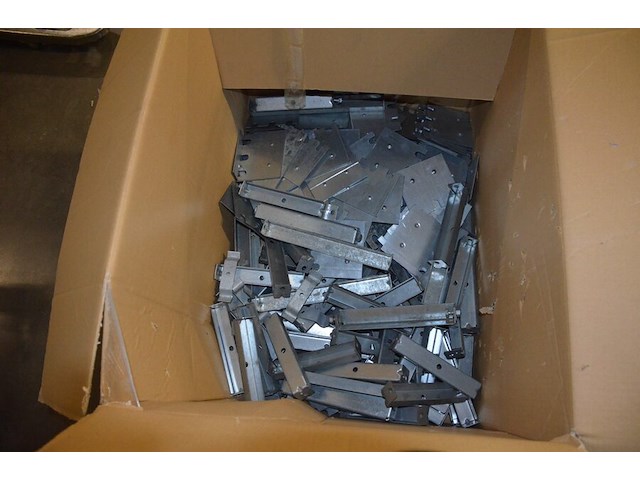 1 pallet diverse schroeven, 2 paletten diverse metalen onderdelen - afbeelding 4 van  13