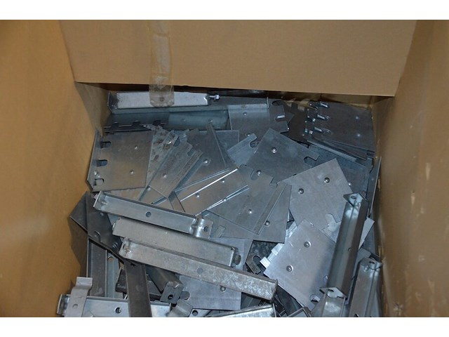 1 pallet diverse schroeven, 2 paletten diverse metalen onderdelen - afbeelding 5 van  13