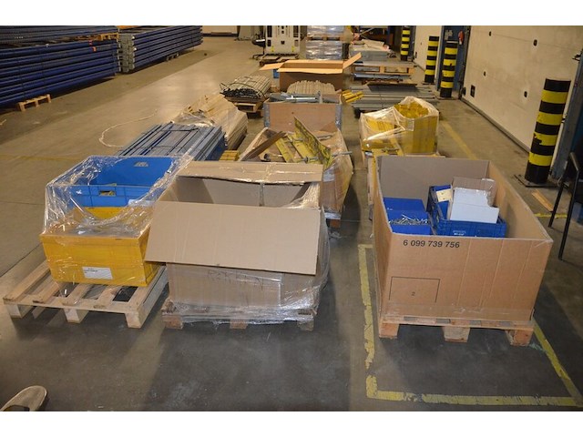 1 pallet diverse schroeven, 2 paletten diverse metalen onderdelen - afbeelding 1 van  13