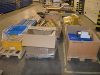1 pallet diverse schroeven, 2 paletten diverse metalen onderdelen - afbeelding 1 van  13