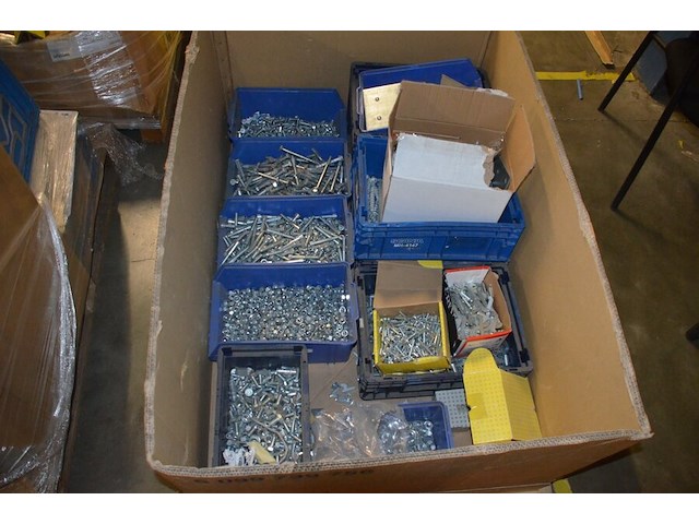 1 pallet diverse schroeven, 2 paletten diverse metalen onderdelen - afbeelding 10 van  13