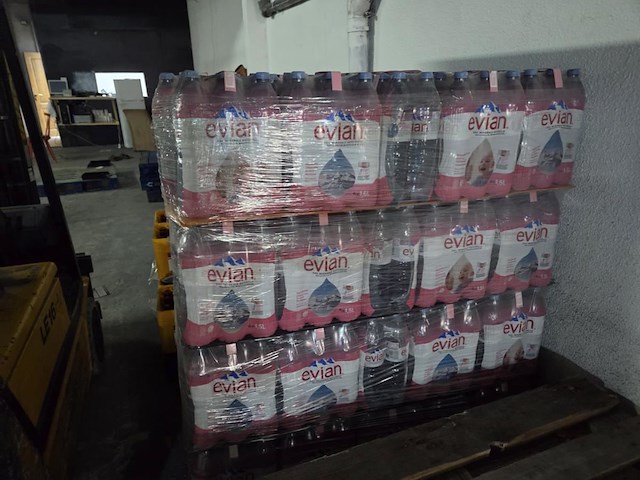 1 pallet evian 1,5l - afbeelding 2 van  5