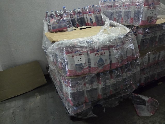 1 pallet evian 1,5l - afbeelding 1 van  5