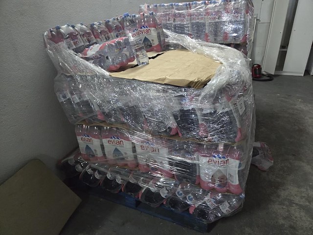 1 pallet evian 1,5l - afbeelding 2 van  5