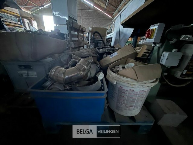 1 pallet sanitair + bevestigingsmateriaal - afbeelding 1 van  4