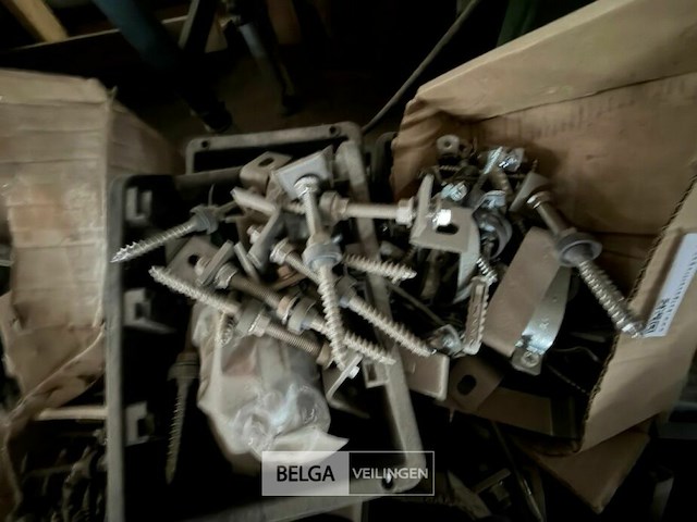 1 pallet sanitair + bevestigingsmateriaal - afbeelding 4 van  4