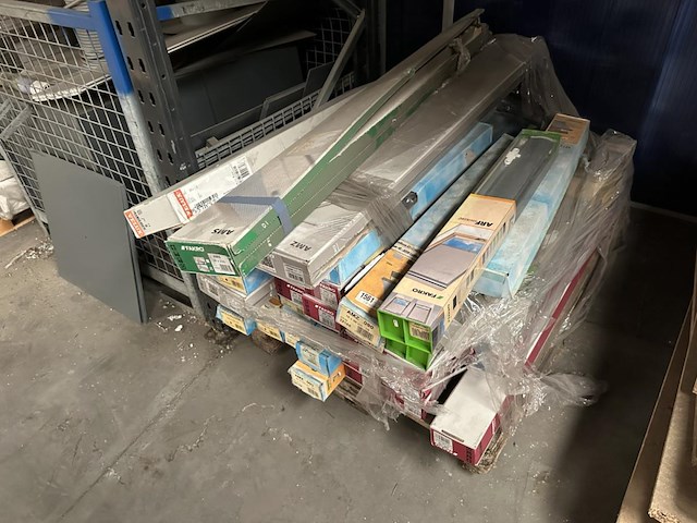 1 pallet screen o.a. velux / fakro / amz - afbeelding 1 van  4