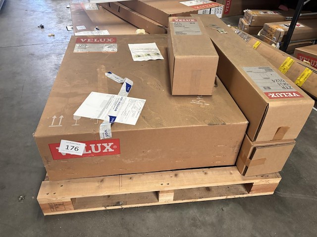 1 pallet velux divers o.a. lichttunnel - afbeelding 1 van  4