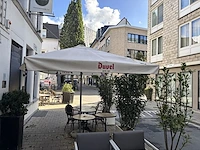 1 parasol getekend duvel