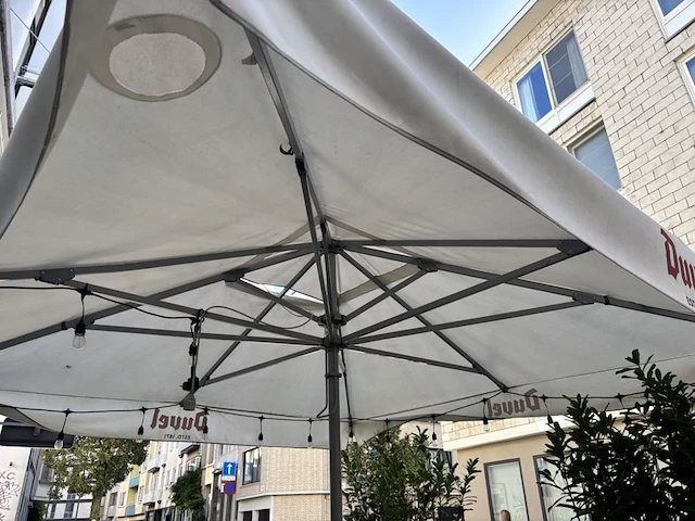 1 parasol getekend duvel - afbeelding 2 van  4