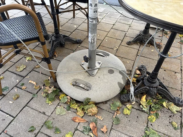 1 parasol getekend duvel - afbeelding 4 van  4
