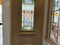 1 pvc voordeur met houtstructuur en glazen paneel frager