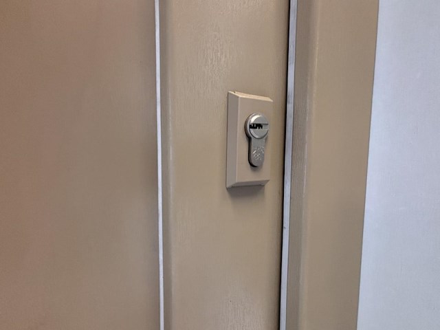 1 pvc voordeur met houtstructuur en glazen paneel frager - afbeelding 5 van  7