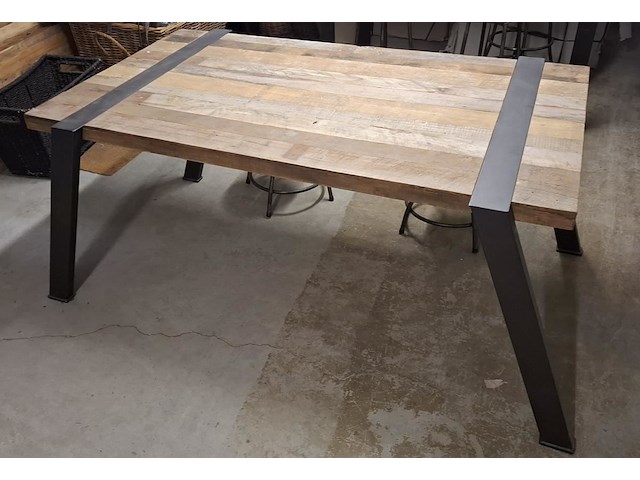 1 rechthoekig tafel met ijzeren poten - afbeelding 1 van  1