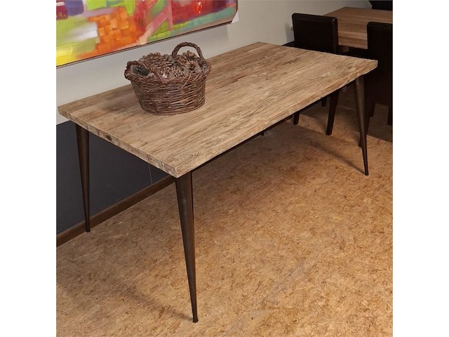 1 rechthoekige eetkamertafel met ijzer conische poten - afbeelding 1 van  2