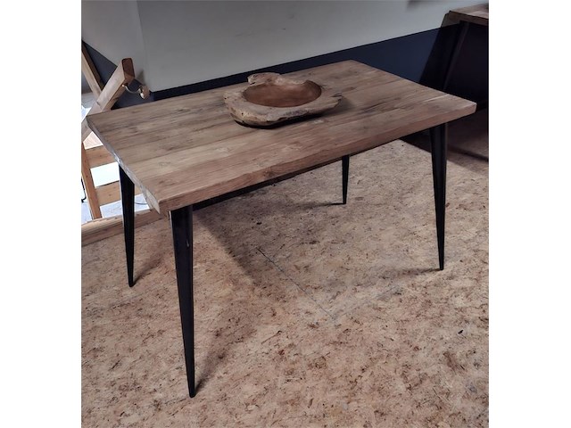 1 rechthoekige eetkamertafel met ijzer conische poten - afbeelding 1 van  1