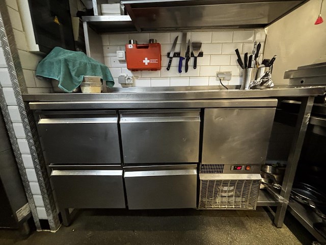 1 rvs koelwerktafel vv 4 lades - afbeelding 1 van  7