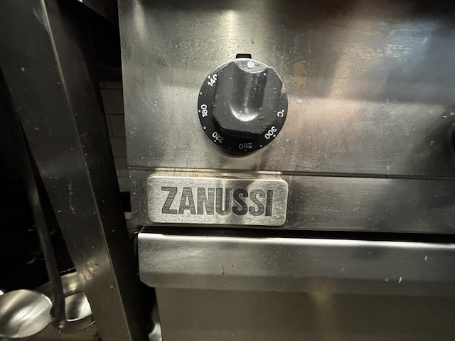 1 rvs zanussi 6-pits gasfornuis met oven - afbeelding 2 van  5