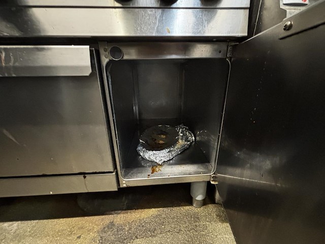 1 rvs zanussi 6-pits gasfornuis met oven - afbeelding 4 van  5