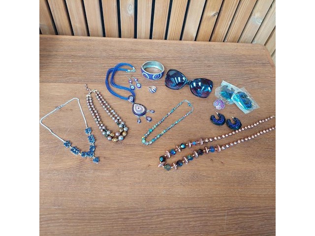 1 set diverse fantasie juwelen - afbeelding 1 van  8