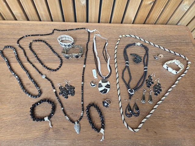 1 set diverse fantasie juwelen - afbeelding 1 van  12