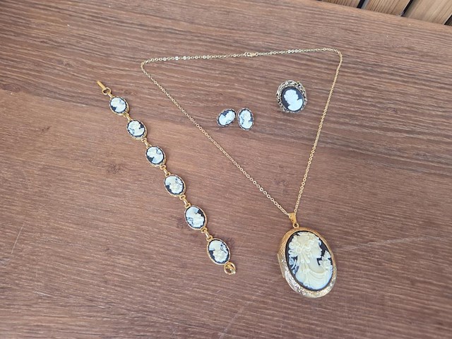 1 set diverse fantasie juwelen - afbeelding 1 van  7
