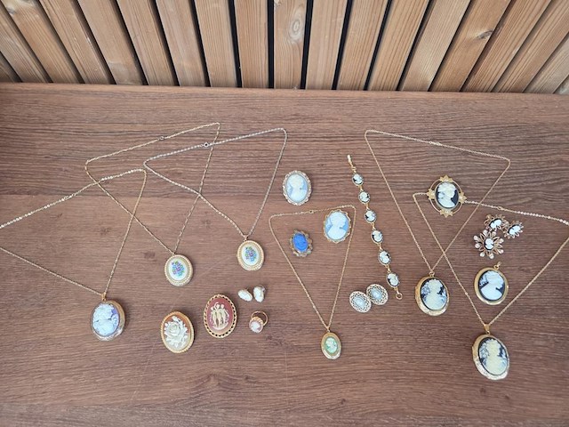 1 set diverse fantasie juwelen - afbeelding 1 van  13
