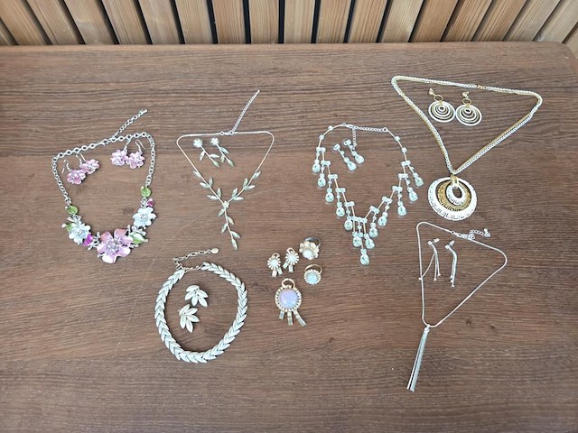 1 set diverse fantasie juwelen - afbeelding 1 van  12