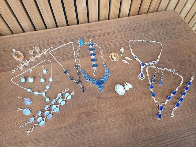 1 set diverse fantasie juwelen - afbeelding 1 van  11
