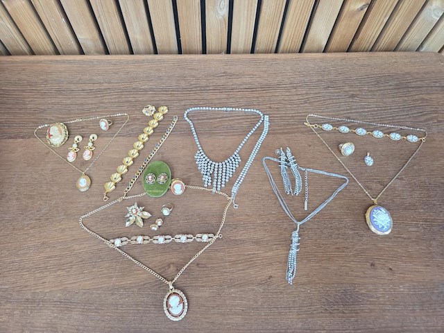 1 set diverse fantasie juwelen - afbeelding 1 van  12