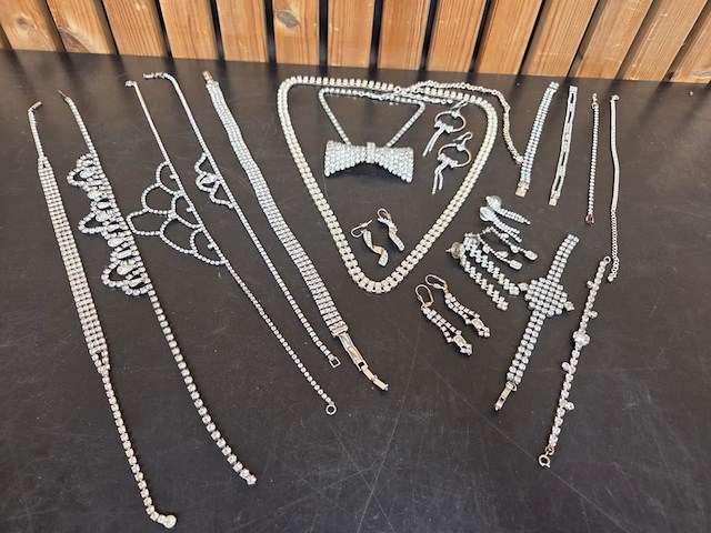 1 set diverse fantasie juwelen - afbeelding 1 van  6