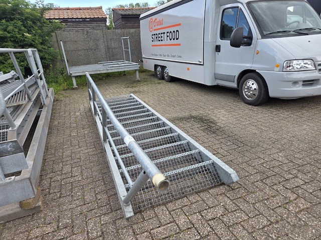 1 staal verzinkte buitentrap met platform - afbeelding 1 van  8