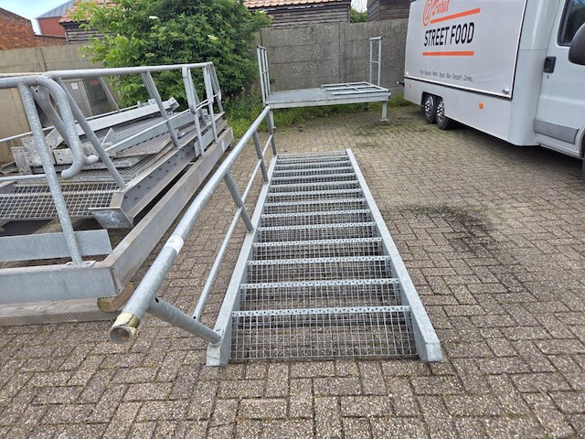 1 staal verzinkte buitentrap met platform - afbeelding 2 van  8