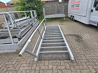 1 staal verzinkte buitentrap met platform - afbeelding 2 van  8