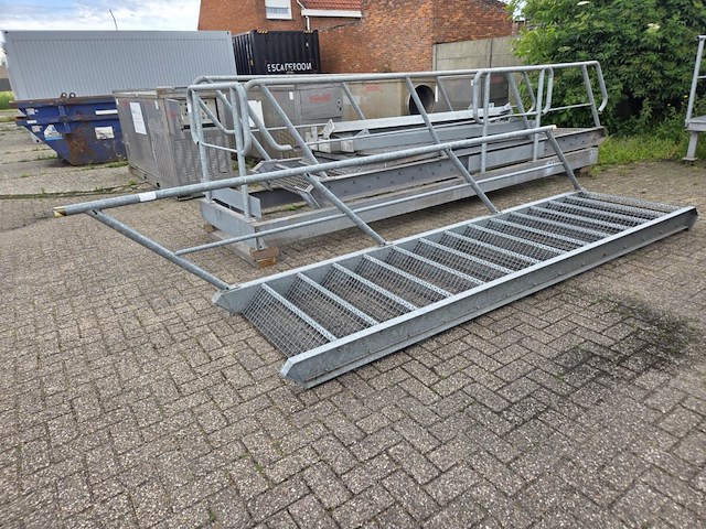1 staal verzinkte buitentrap met platform - afbeelding 3 van  8